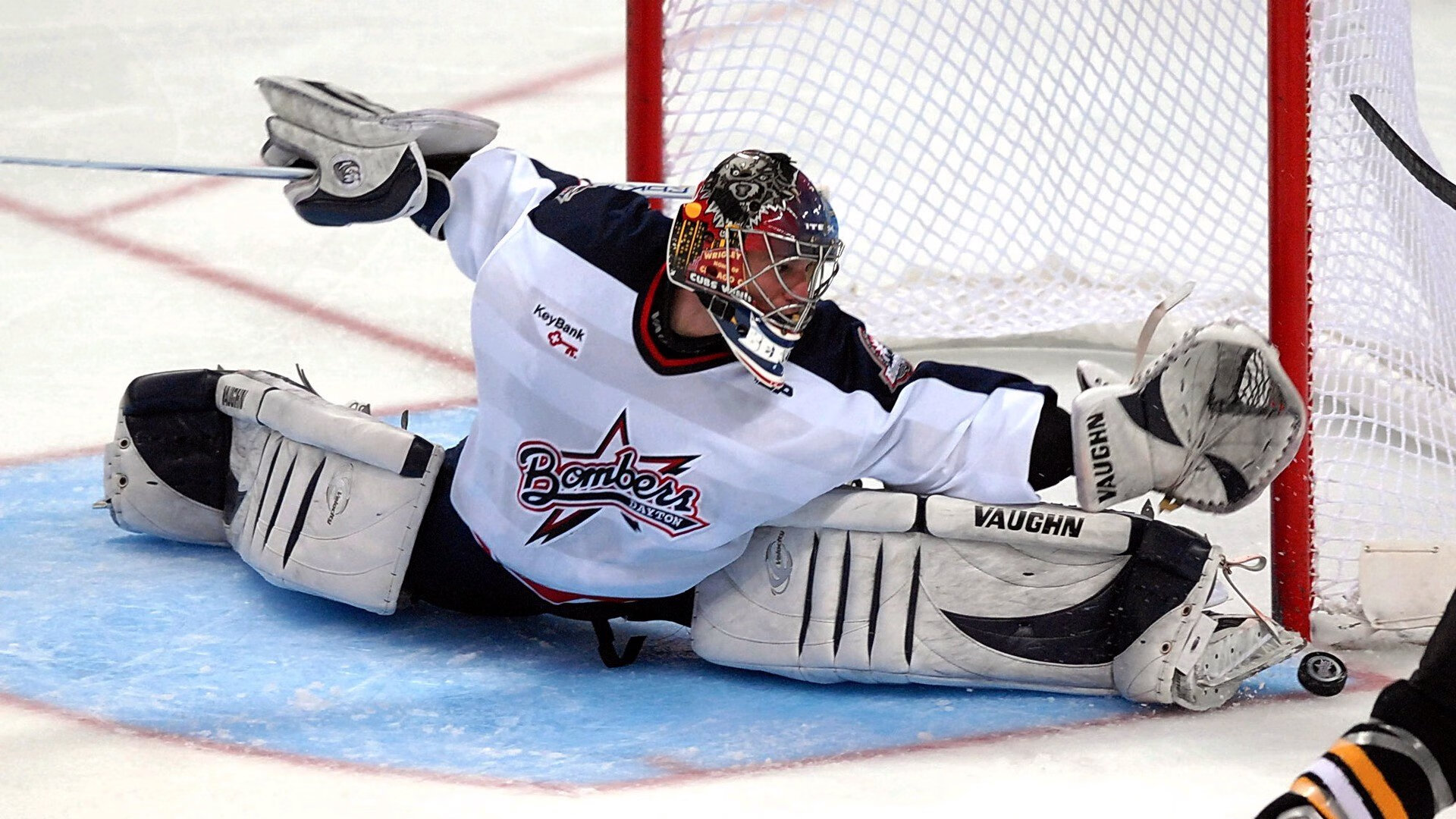 街道狂飙，F1新加坡夜战，雷霆硬仗击溃开拓者