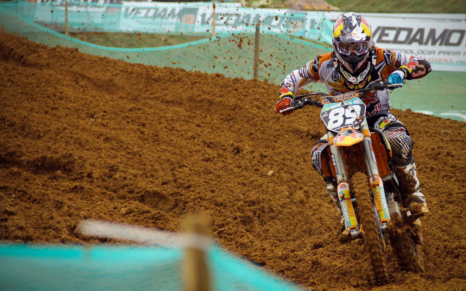 赛道上的绝杀时刻,拉塞尔火热状态助迈凯伦力克威廉姆斯